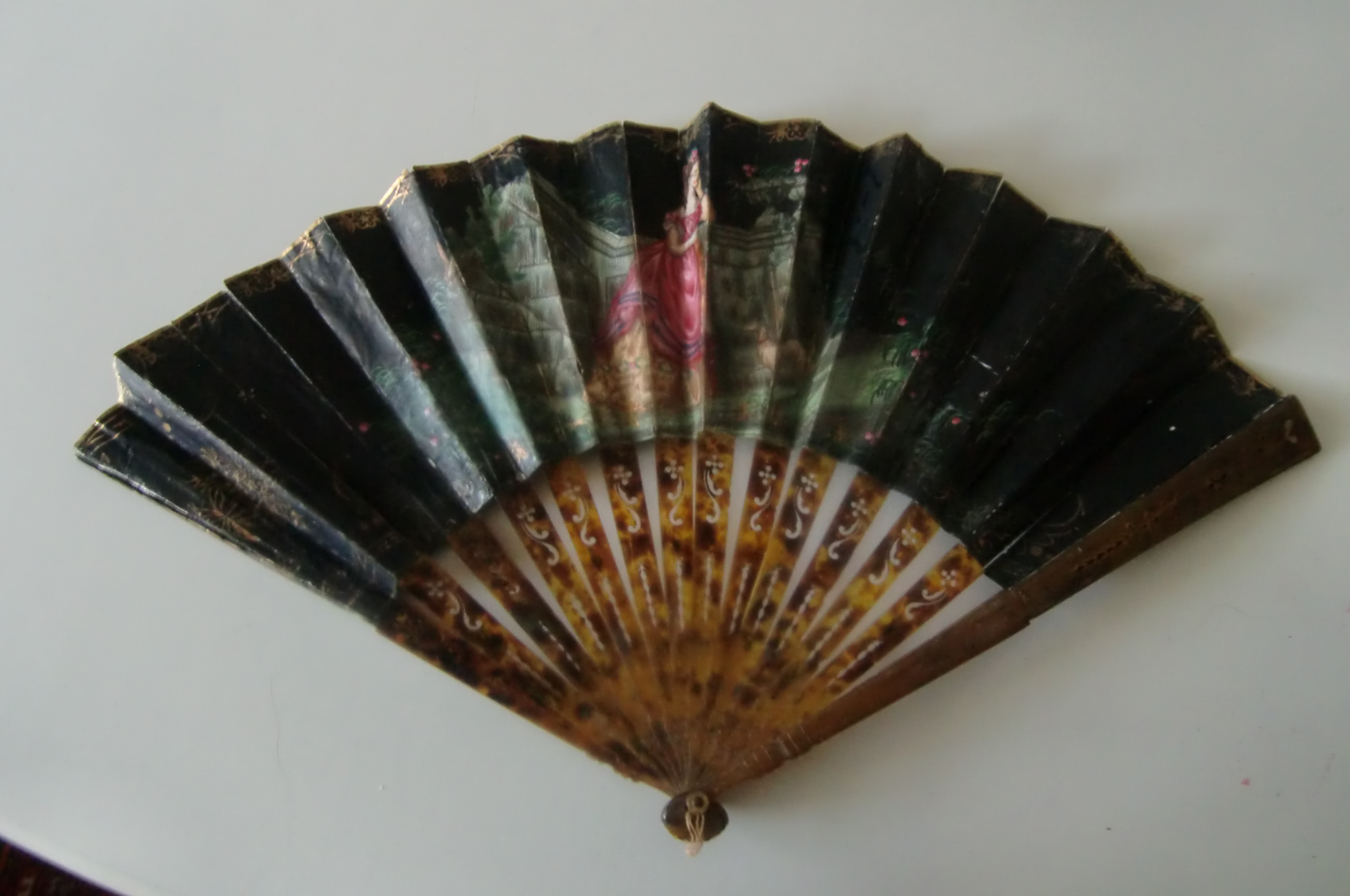 M541M 1860-70s Horn Fan with Beauty in Period Dress